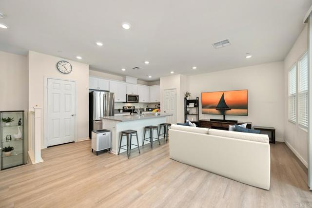 Detail Gallery Image 2 of 20 For 354 Fitzpatrick Rd #104,  San Marcos,  CA 92069 - 2 Beds | 2 Baths