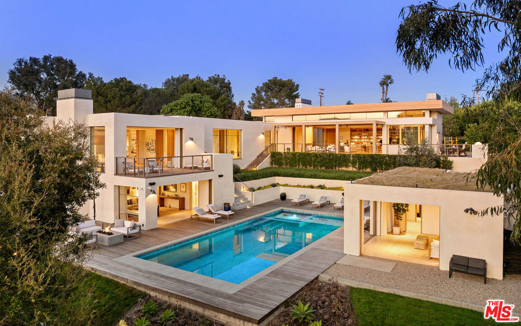 6701 Portshead Road — Contemporary
