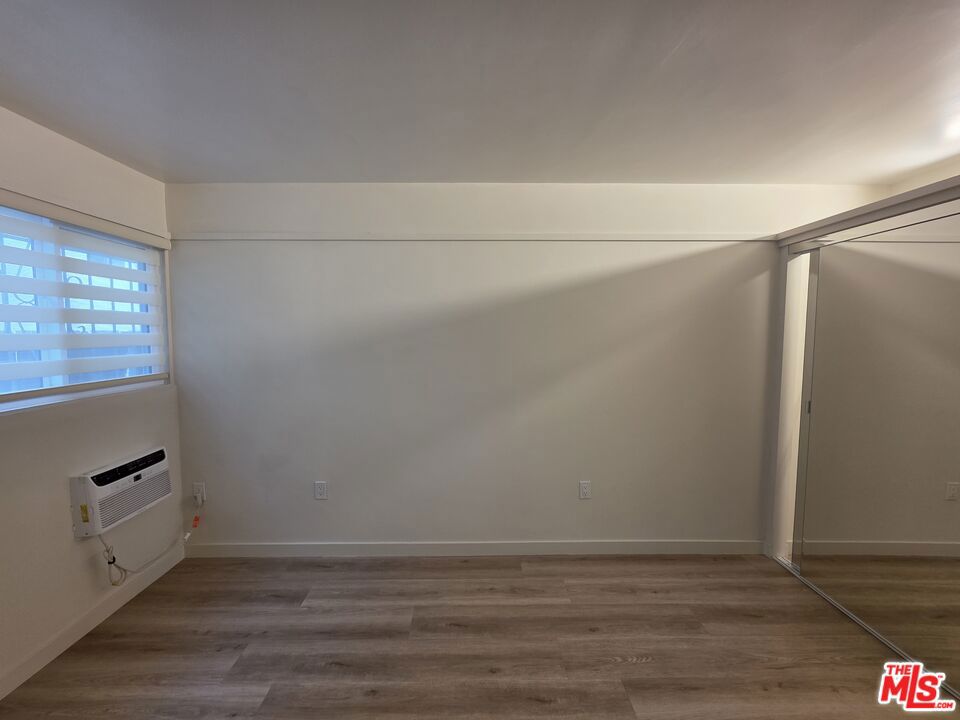 https://media.crmls.org/mediaz/930acb6e-3158-48ed-b19d-44c54183cd7f.jpg?preset=X-Large