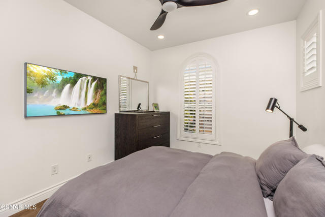 6072 Mandeville Place, Oak Park CA: https://media.crmls.org/mediaz/930caf5c-334d-4b4d-b5b9-c19a66fe31c7.jpg