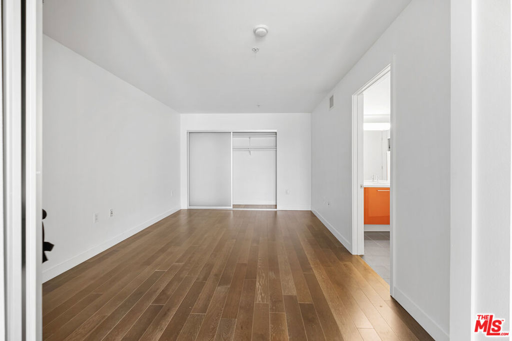 https://media.crmls.org/mediaz/930d2a27-298d-45b9-a58a-93b68edc28de.jpg?preset=X-Large