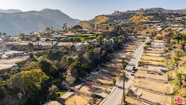 747 Jacon Way, Pacific Palisades CA: https://media.crmls.org/mediaz/930d3f41-099d-4494-a38d-545f73d31d2e.jpg