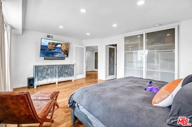 4105 Pacific Avenue, Marina del Rey CA: https://media.crmls.org/mediaz/930da9a9-af40-4685-99da-43392e669cfc.jpg