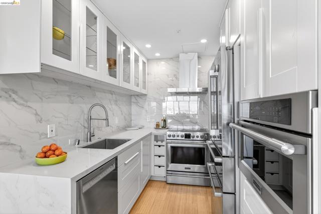 565 Bellevue Ave, Oakland CA: https://media.crmls.org/mediaz/930e7b81-cc06-409e-8e09-98817c263555.jpg