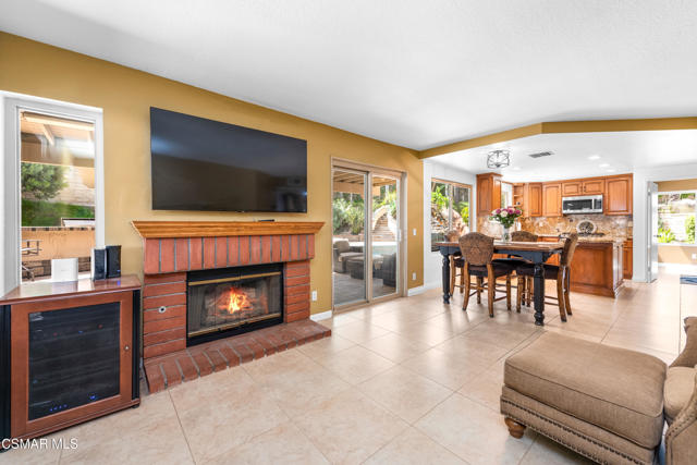 3961 Springtime Lane, Moorpark CA: https://media.crmls.org/mediaz/930f5aa2-ad20-4ae9-ba17-f9efd00abd9e.jpg