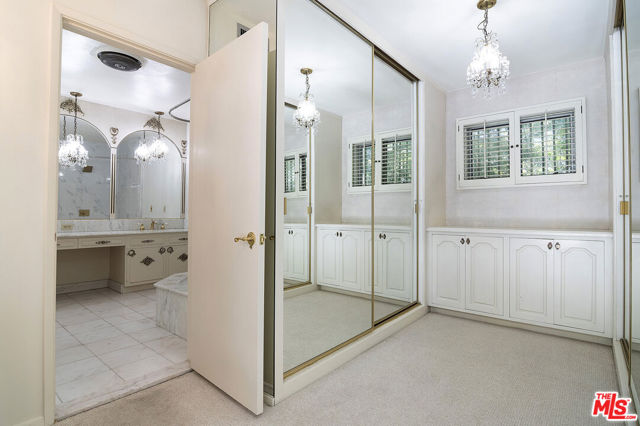 180 N Highland Avenue, Los Angeles CA: https://media.crmls.org/mediaz/930fa569-0394-443a-a163-c4f26ec8060c.jpg