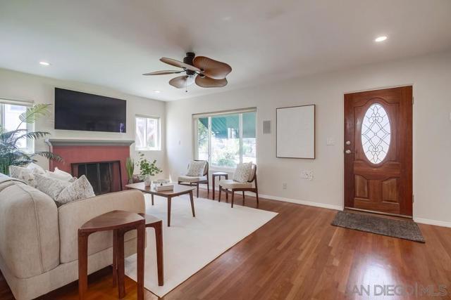 309 11 E Ave, Coronado CA: https://media.crmls.org/mediaz/9310f274-957e-4999-813e-a80d02357fe8.jpg