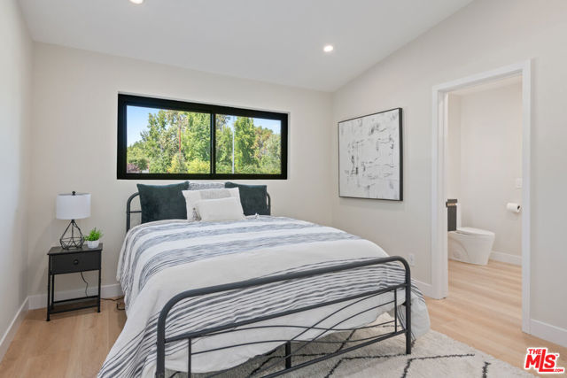 23442 Burbank Boulevard, Woodland Hills CA: https://media.crmls.org/mediaz/931175f9-560e-4205-a193-d1f97b1215e4.jpg