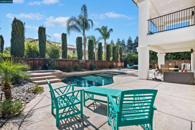 1840 Tanglewood Ln, Brentwood CA: https://media.crmls.org/mediaz/93117910-4ea2-4d0b-938c-141a97b657bc.jpg