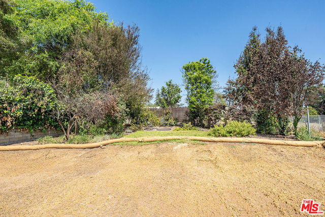 2876 Saint James Place, Altadena CA: https://media.crmls.org/mediaz/93117975-cbc8-4445-a09a-276386557c13.jpg