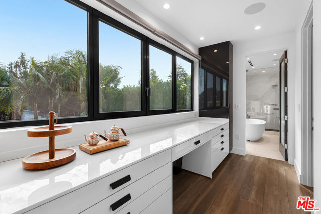 13524 D'Este Drive, Pacific Palisades CA: https://media.crmls.org/mediaz/93125ae1-312d-4e75-a964-cf329948b5e8.jpg