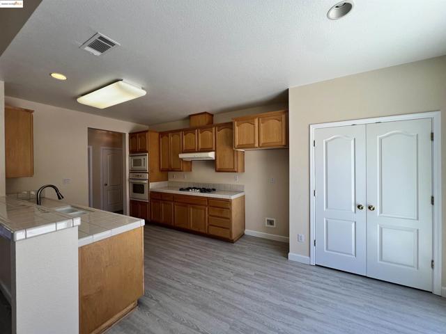 1371 Brooktrail Dr, Pittsburg CA: https://media.crmls.org/mediaz/93127ccf-040b-45c4-b5a0-6f5bb6abd0fb.jpg