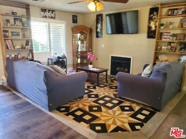 527 Shady Meadow Court, Bakersfield CA: https://media.crmls.org/mediaz/9312c55c-58c6-419b-9102-9077e175b0bc.jpg