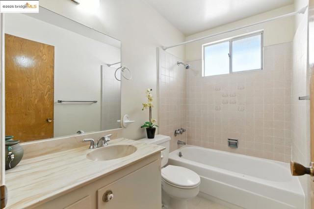 4336 Rilea Way, Oakland CA: https://media.crmls.org/mediaz/931300f1-8dac-4eb9-bca5-65c3ce841c2f.jpg
