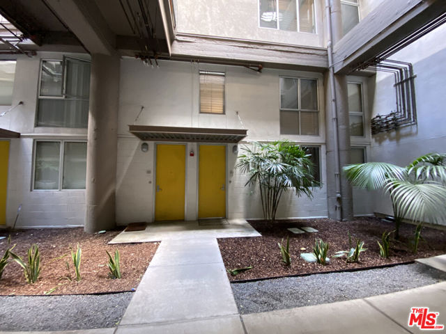 1130 S Flower Street, Los Angeles CA: https://media.crmls.org/mediaz/93134851-9bda-4604-8ac8-eb3ce3a8985b.jpg