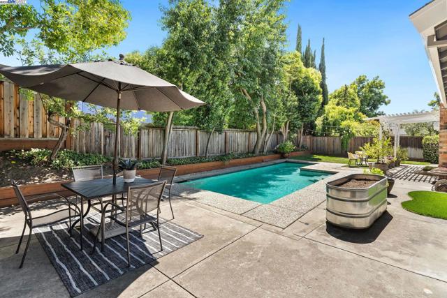 1001 Crellin Rd, Pleasanton CA: https://media.crmls.org/mediaz/93137552-140f-4a1c-9247-9b196cd5fe07.jpg