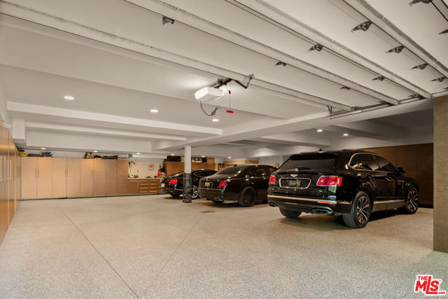 4009 Valley Meadow Road, Encino CA: https://media.crmls.org/mediaz/93140ca2-2496-4a51-ae76-a0ab9bc75b8d.jpg