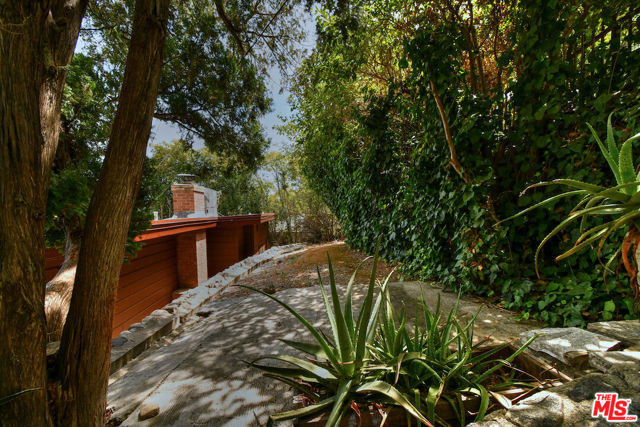 3682 Berry Drive, Studio City CA: https://media.crmls.org/mediaz/93146d14-d8b7-45cd-97ed-c5cf9d753e20.jpg