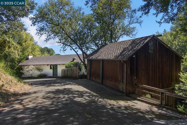37 La Madronal, Orinda CA: https://media.crmls.org/mediaz/93148fc3-e304-4dc7-bb8b-24168bfc535d.jpg