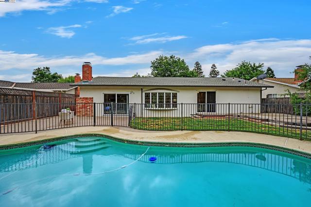 5041 Golden Rd, Pleasanton CA: https://media.crmls.org/mediaz/9314f524-b27b-466f-8a9c-a9ecdb4e4293.jpg