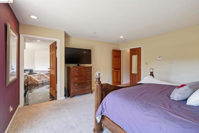 2335 Tunnel Rd, Oakland CA: https://media.crmls.org/mediaz/9314f95a-bbe5-4f88-9185-fb052fc869bf.jpg
