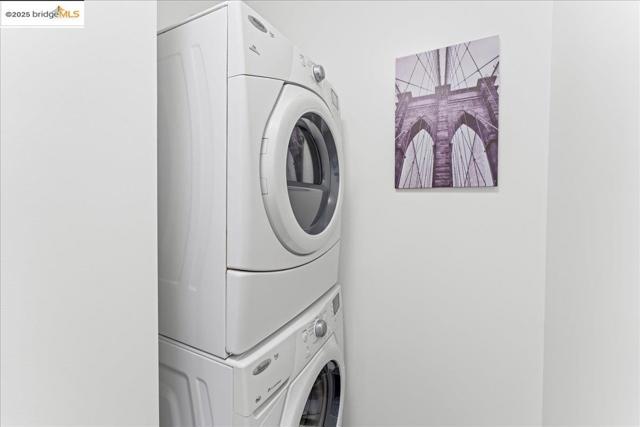 1201 Pine St, Oakland CA: https://media.crmls.org/mediaz/93154d12-835a-4f92-bab6-c4954d428805.jpg