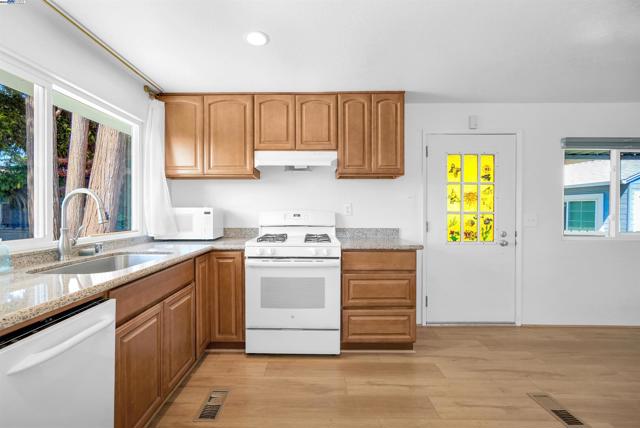 17754 Meekland Ave, Hayward CA: https://media.crmls.org/mediaz/93155230-5b51-480b-9f4c-a375914ce0c7.jpg