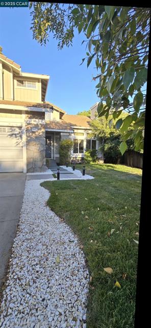 1011 Amanda Cir, Brentwood CA: https://media.crmls.org/mediaz/93171694-da22-4eef-855f-b0c8da5f79c2.jpg