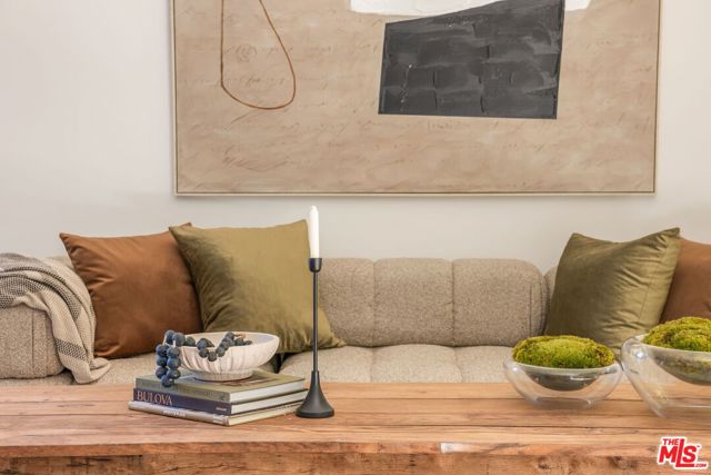 616 N Croft Avenue, West Hollywood CA: https://media.crmls.org/mediaz/93176938-4d63-4e59-af01-8e85cd0da6d8.jpg