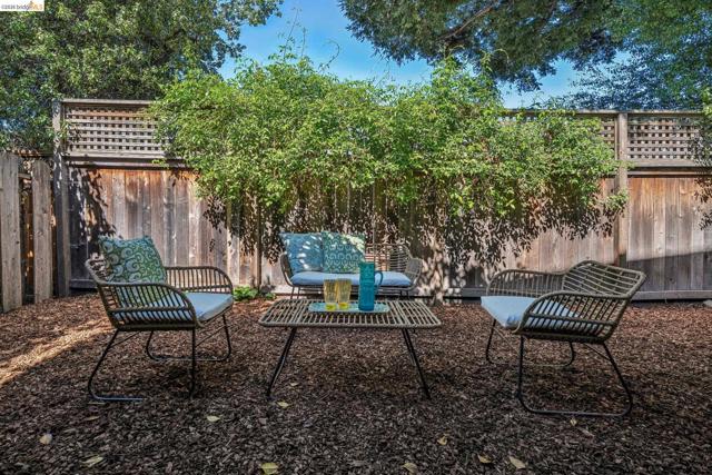 21 Portsmouth Road, Piedmont CA: https://media.crmls.org/mediaz/9317915e-178f-4a55-a936-3e6fdce0c6af.jpg