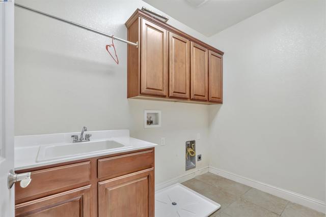 501 Carnaby Rd, Lathrop CA: https://media.crmls.org/mediaz/93183016-0dea-4698-bb59-4d4f03bac28d.jpg