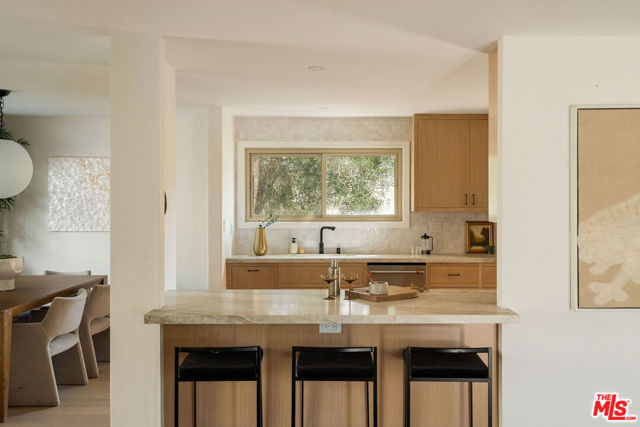 7248 W 88th Place, Los Angeles CA: https://media.crmls.org/mediaz/93187138-3bd8-427e-88a2-e5cdbf7f645d.jpg