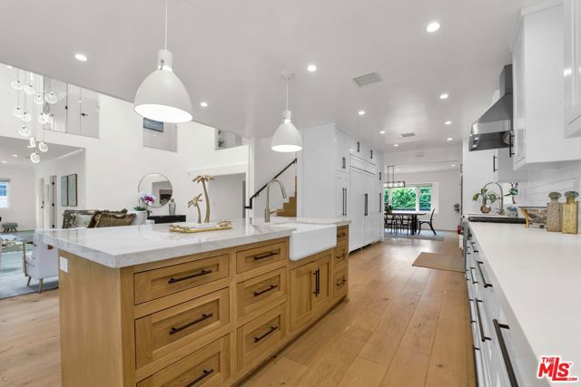 602 S Lucerne Boulevard, Los Angeles CA: https://media.crmls.org/mediaz/93187186-ec7a-4ae8-be91-178de9bb855c.jpg