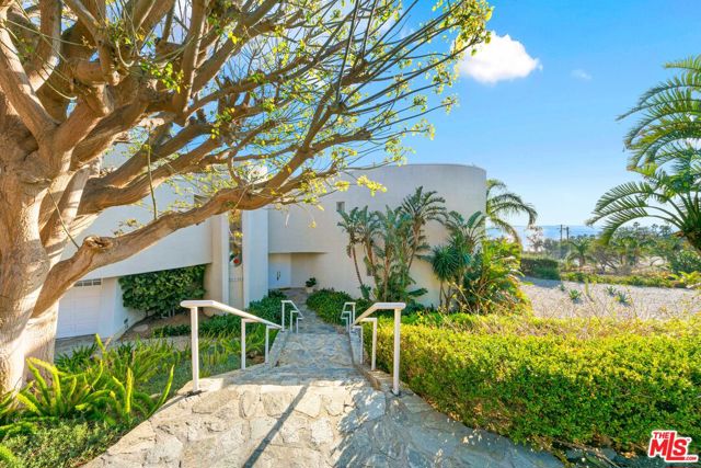32215 Pacific Coast Highway, Malibu CA: https://media.crmls.org/mediaz/9318af24-b3c7-42c0-b0fa-aa76709d41ab.jpg