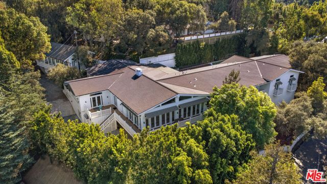 9669 Oak Pass Road, Beverly Hills CA: https://media.crmls.org/mediaz/931a3d94-30f7-4e80-8f3e-1b3a3a35b204.jpg