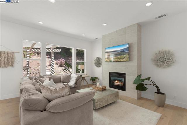 3319 Besana Dr, El Dorado Hills CA: https://media.crmls.org/mediaz/931a94b2-a667-4f88-8dfe-66cf81dabea4.jpg