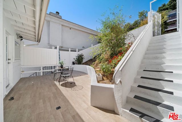 11689 Picturesque Drive, Studio City CA: https://media.crmls.org/mediaz/931adb77-0940-4850-8160-2dbaffed8181.jpg
