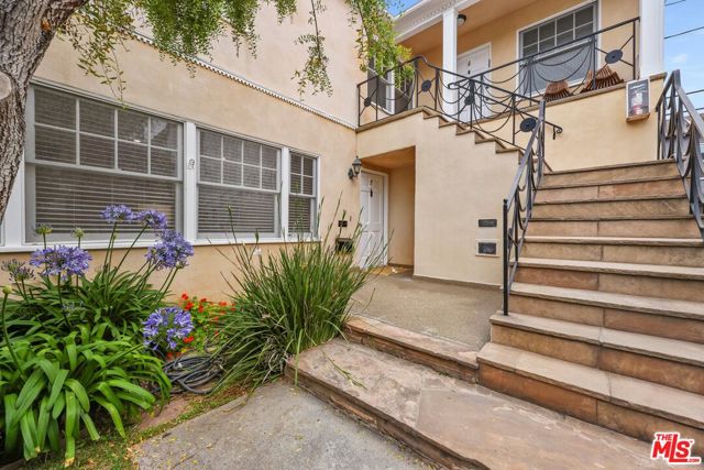 817 6th Street, Santa Monica CA: https://media.crmls.org/mediaz/931b18e4-2385-46ec-8e3d-04e1ab1e0525.jpg