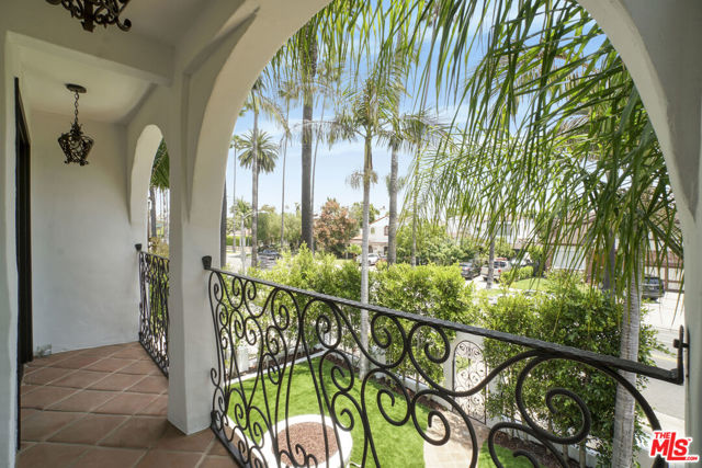 209 N Doheny Drive, Beverly Hills CA: https://media.crmls.org/mediaz/931b239a-e86e-4fe4-bb25-174d81165936.jpg