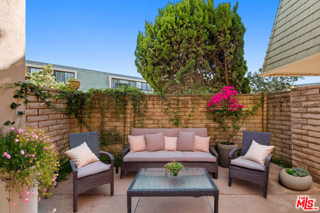13206 Admiral Avenue, Marina del Rey CA: https://media.crmls.org/mediaz/931b607b-038c-432c-a282-1e306e9eacfe.jpg