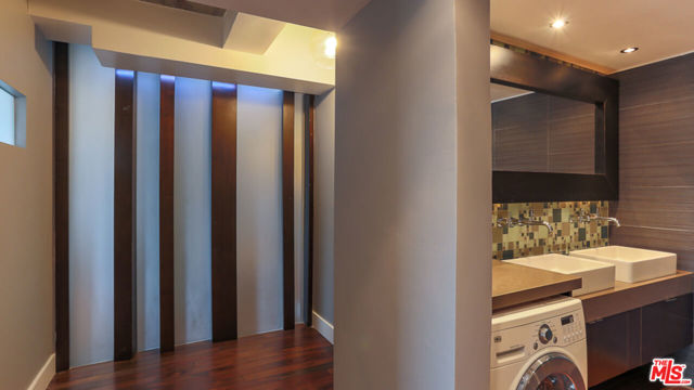7250 Franklin Avenue, Los Angeles CA: https://media.crmls.org/mediaz/931bb06b-c085-4103-88d2-892f00c780e8.jpg