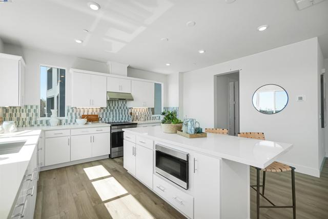 2388 Stanford Street, Alameda CA: https://media.crmls.org/mediaz/931bd2e1-f913-44a1-8c65-94bbacd07cf3.jpg