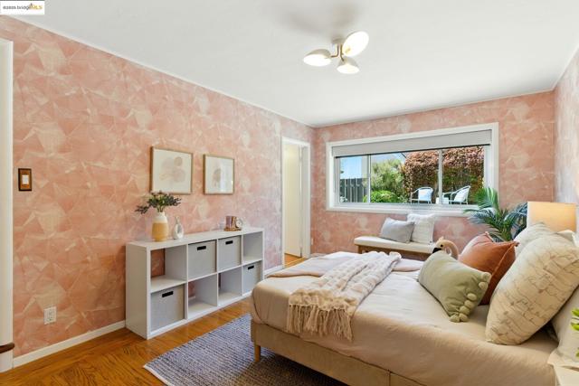 25 Holyrood Manor, Oakland CA: https://media.crmls.org/mediaz/931c826a-e473-4c2f-a092-4a00e1c1cf7a.jpg