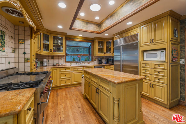 1242 Angelo Drive, Beverly Hills CA: https://media.crmls.org/mediaz/931d045b-8dbe-4b0d-96ce-627e9c6f90e4.jpg