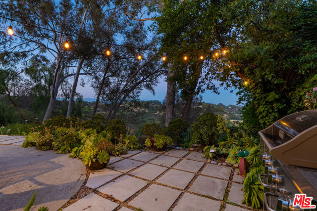 2870 Angelo Drive, Los Angeles CA: https://media.crmls.org/mediaz/931d5967-ca27-49aa-a735-224ff0e9cba9.jpg