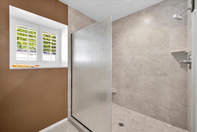 Hall/Guest Bathroom