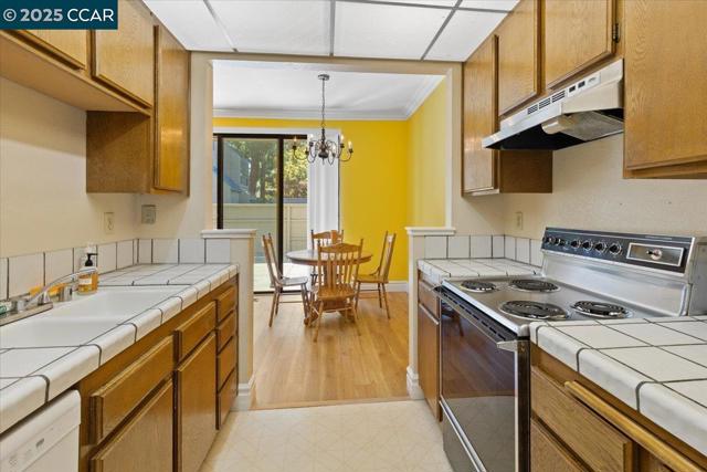 1063 Foxchase Dr, San Jose CA: https://media.crmls.org/mediaz/9320277b-20e5-4986-917c-263e954162de.jpg
