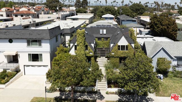 921 16th Street, Santa Monica CA: https://media.crmls.org/mediaz/93206d54-0500-4b54-843f-44369f2bda08.jpg