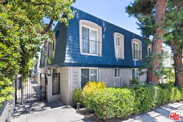 976 Larrabee Street, West Hollywood CA: https://media.crmls.org/mediaz/9321f69d-e287-400f-bca0-f71dce352b85.jpg