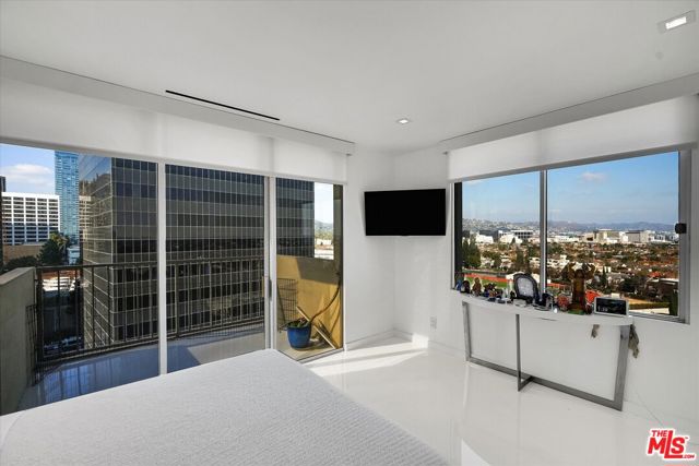 2160 E Century Parkway, Los Angeles CA: https://media.crmls.org/mediaz/93221ff7-9534-49fe-9292-c25f3d77caab.jpg